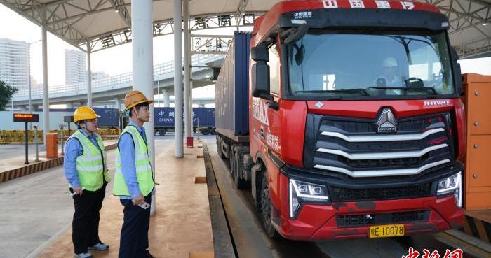 （新春走基层）海南铁路货运智慧监管显成效 货车实现“无感通关”