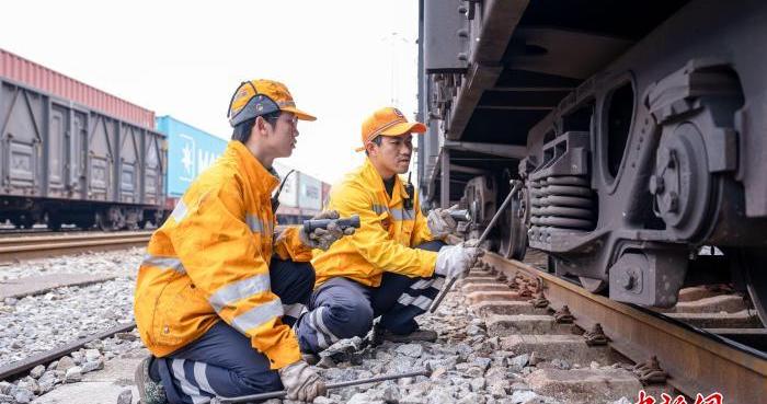 广西铁路“车辆大夫”日行三万步保障民生物资运输