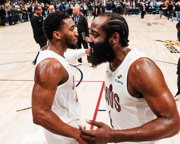 骑士119-117逆转掘金豪取4连胜，米切尔盛赞哈登显默契