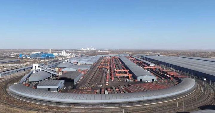 毛乌素沙漠的“00后”列车守护者