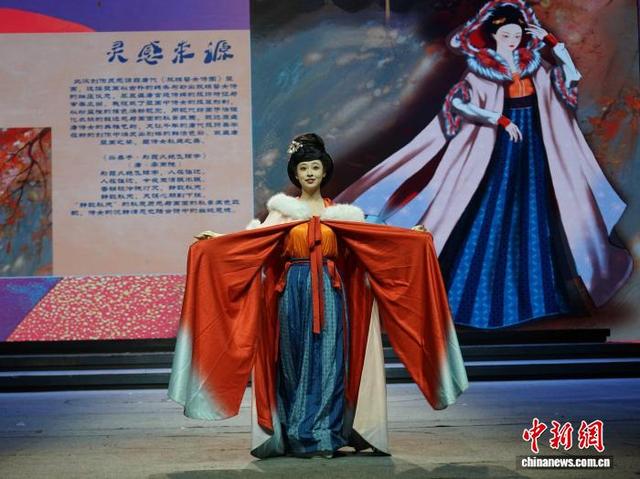 图为大赛现场的汉服走秀环节。党田野 摄