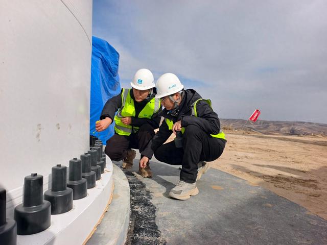 中建六局发展公司青年员工在甘肃庆阳绿电聚合试点项目上巡检。受访者供图