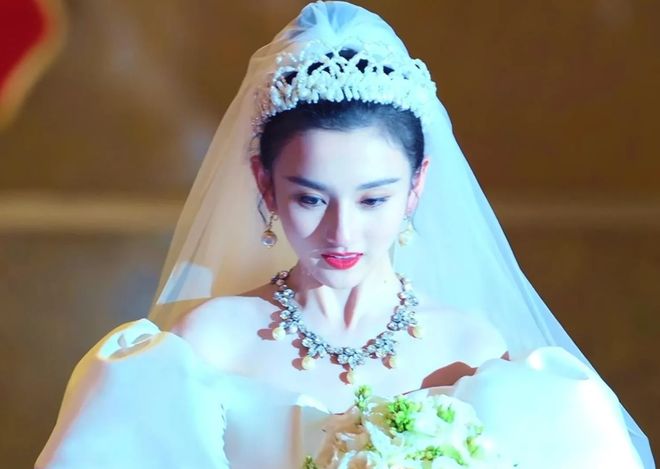 宋祖儿婚纱造型再惊艳，古典港风皆能驾驭，魅力何寻
