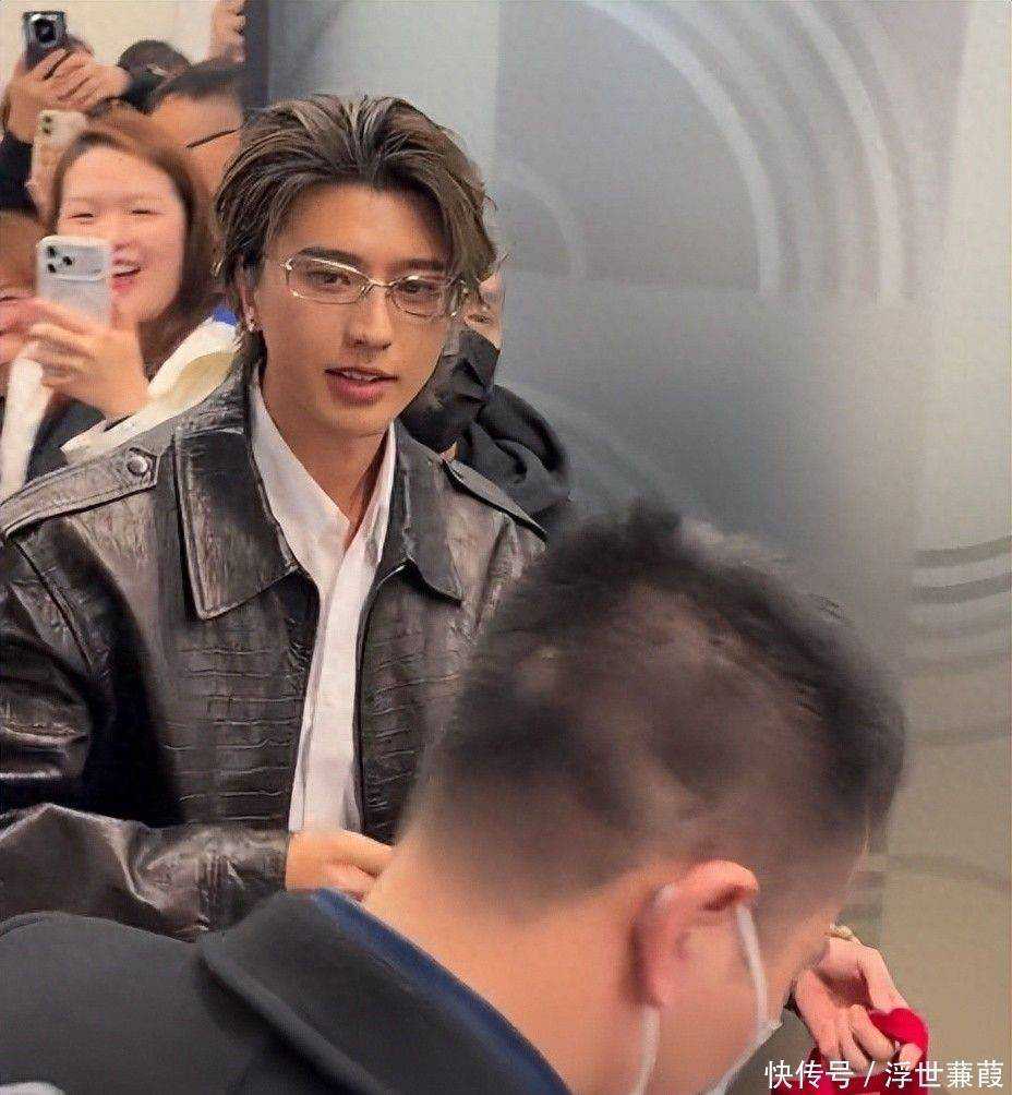 蔡徐坤现身广州，原相机怼脸鼻挺没死角，顶流气质出众被人围拥