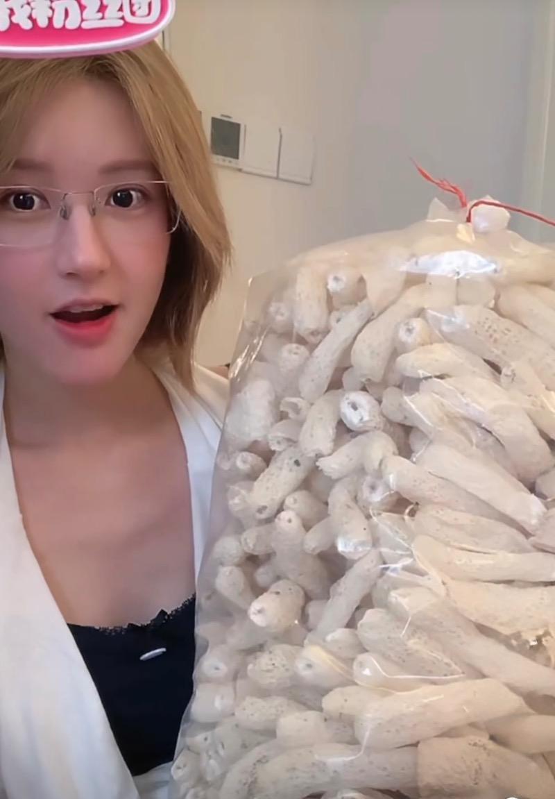 鱼眼·观察丨赵露思“非典型直播”带动竹荪销售量暴涨，流量如何连接更大的市场？