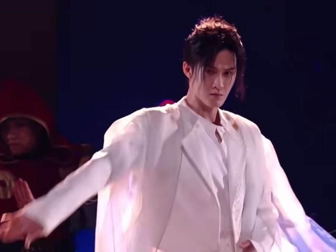 檀健次COS赵怀真，身穿白色西装，造型很酷，赶紧设置成壁纸