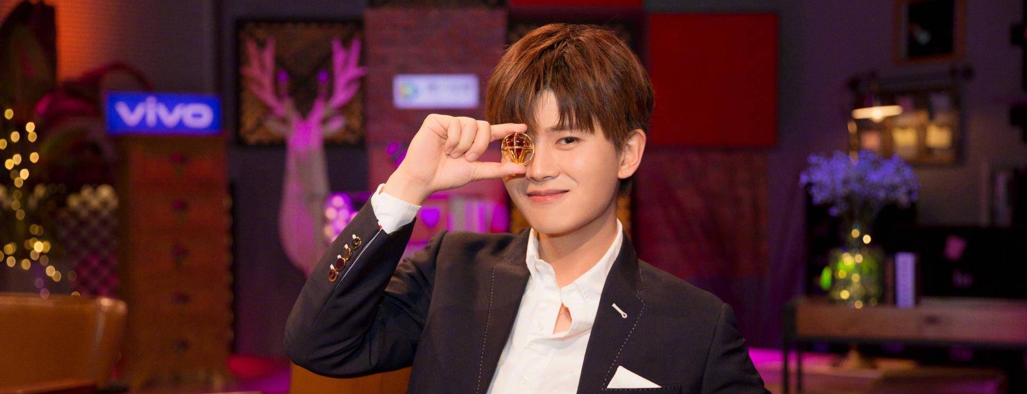 任嘉伦谈最奇葩礼物,原以为是巧克力,被人耍也开心