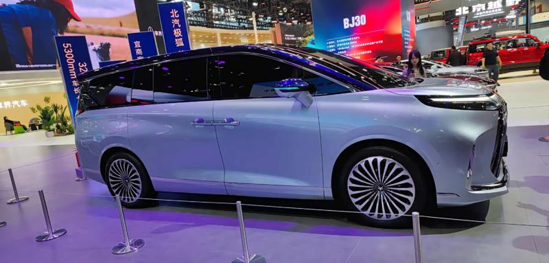 北汽极狐高端子品牌“问道”及首款车型V9正式发布