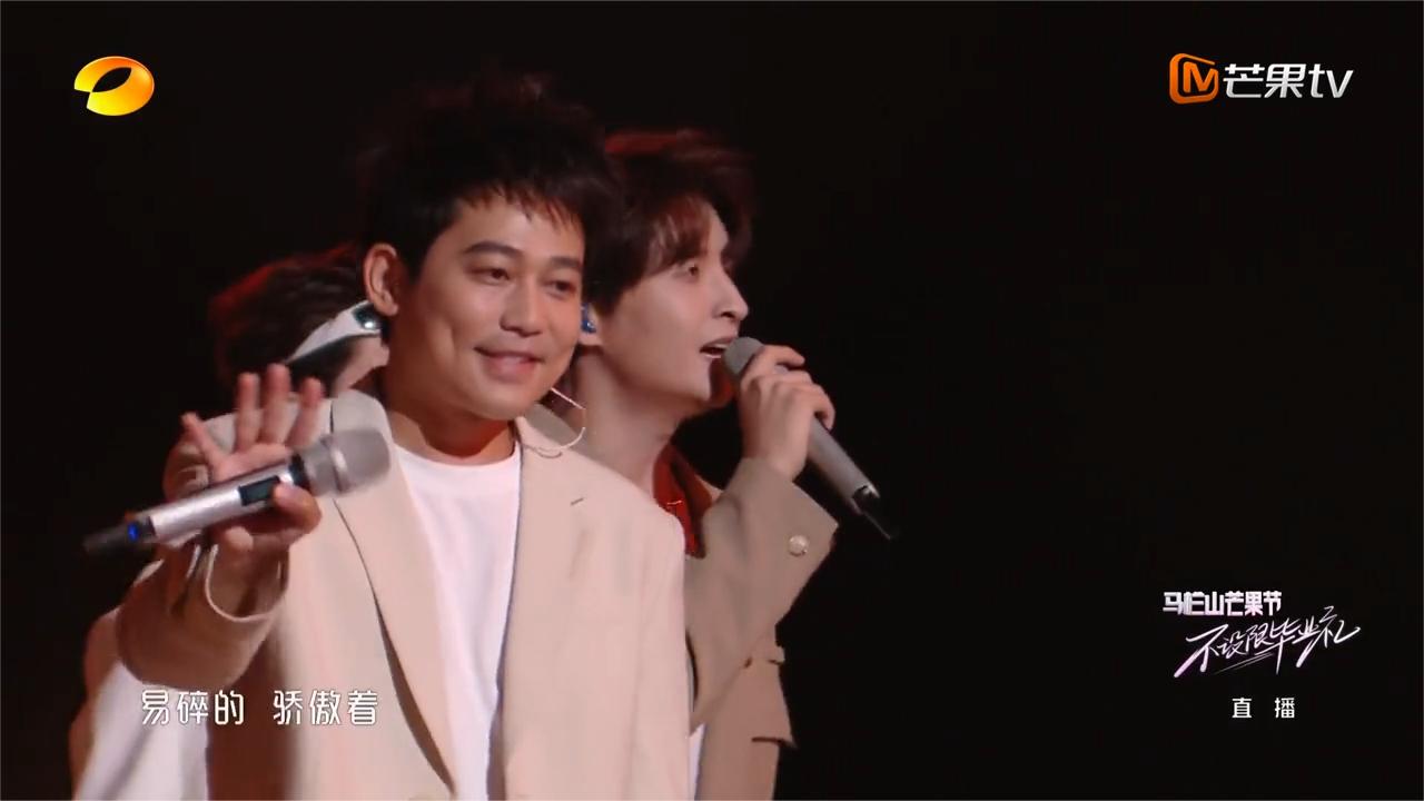 张远开嗓绝了，与苏醒王栎鑫一首《平凡之路》，征服全场丨毕业礼