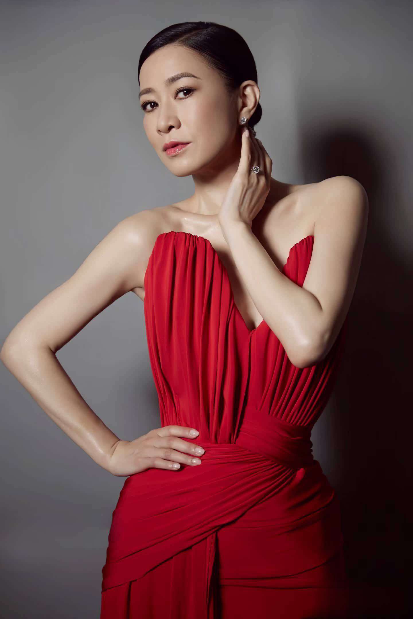 佘诗曼晒写真,诠释别样红装魅力