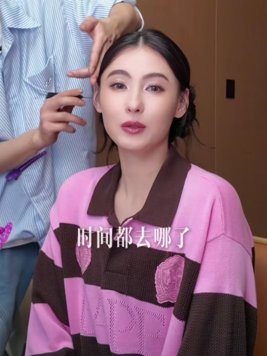 张柏芝为给长子谢振轩庆祝18岁，麻花辫上系着蝴蝶结，好有少女感