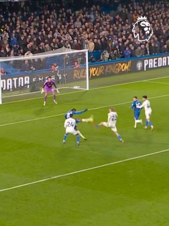 恩佐挑传，佩德罗转身扫射稍稍打偏