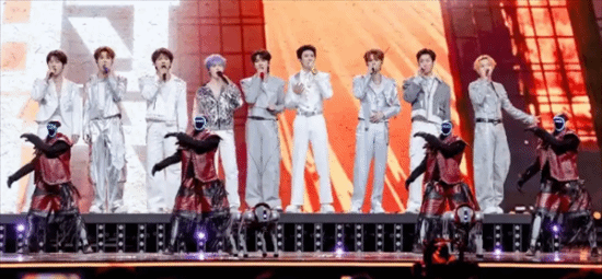 十个勤天携手宇树机器人登微博之夜，科技与新农人共舞引爆全场