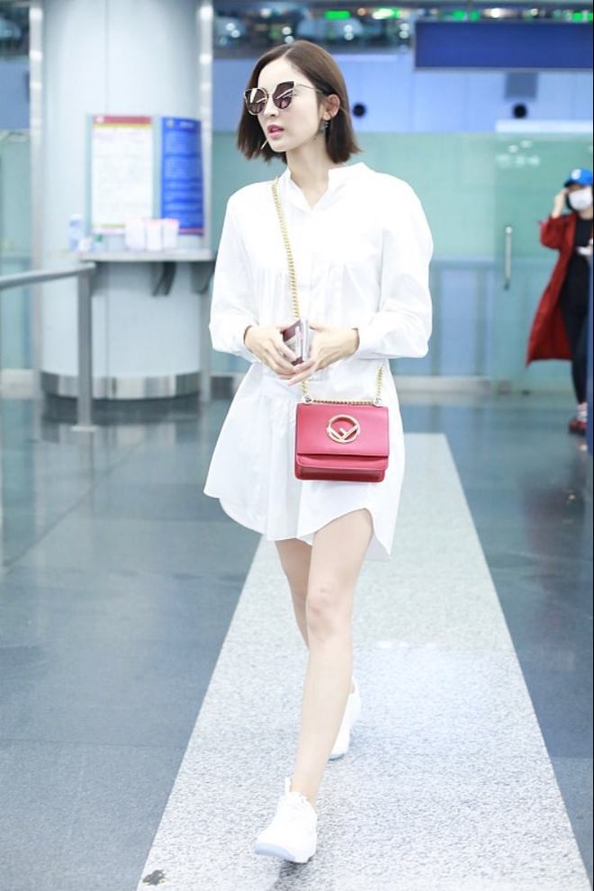 古力娜扎可真是标致的美人，穿基础款衬衫裙也好看，大长腿很明显