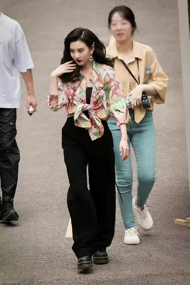 宋祖儿真有港风美人的架势！小小年纪穿印花衬衫独特，涂红唇太美
