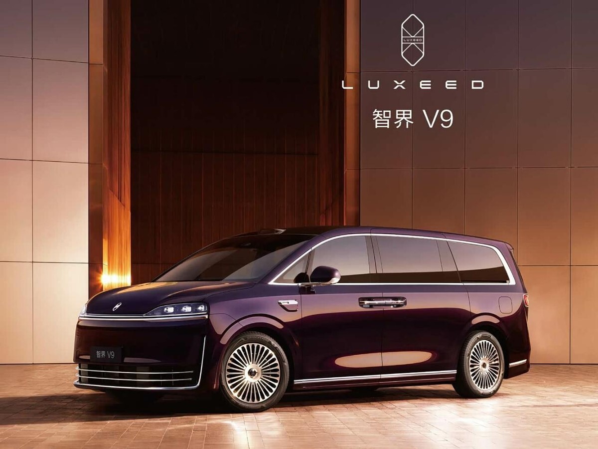 瞄准高端mpv市场!智界v9内饰曝光,二排双零重力座椅可旋转