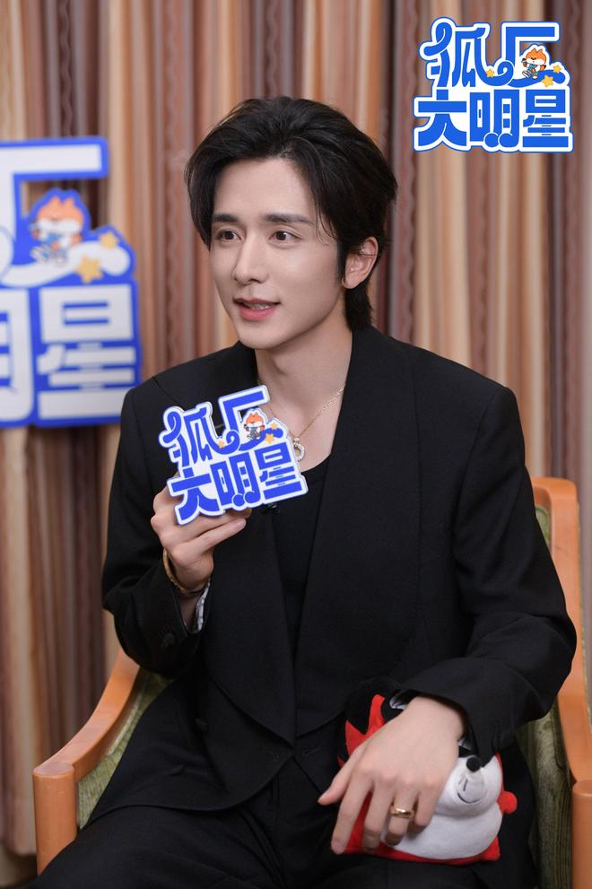 张新成分享与王凯合作趣事，盛赞宋祖儿港风惊艳