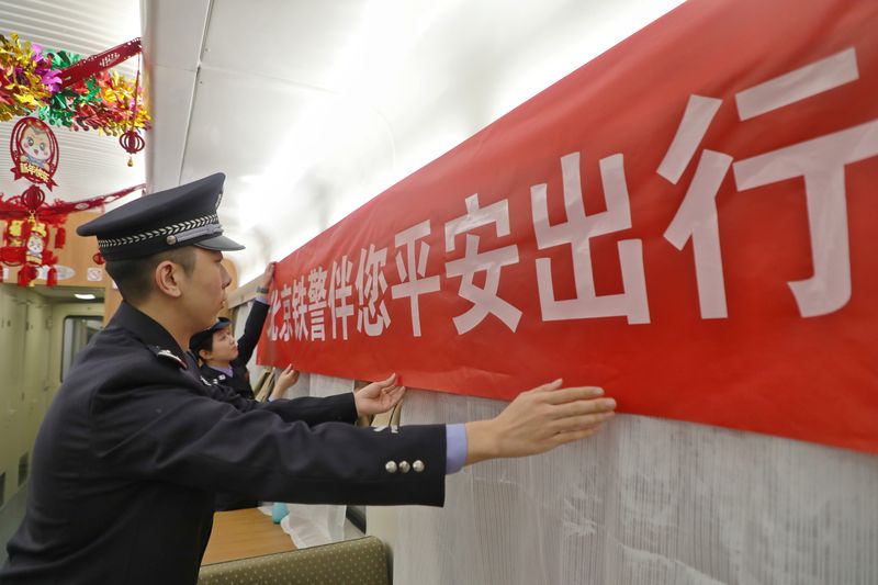 丁伟伦往返于车厢之间,见惯了车窗外四季更迭的风景,也读得懂车厢内万千旅客归心似箭的团圆心。北京铁警供图