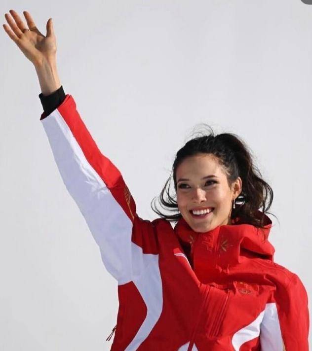 永远在路上!谷爱凌米兰周期经历全网网暴、国籍争议和严重受伤，展望第三次奥运