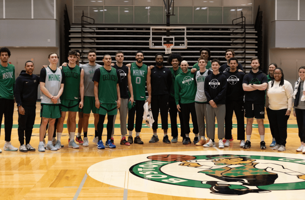 缅因凯尔特人晒球队训练后合影，塔图姆雨果等人位列其中