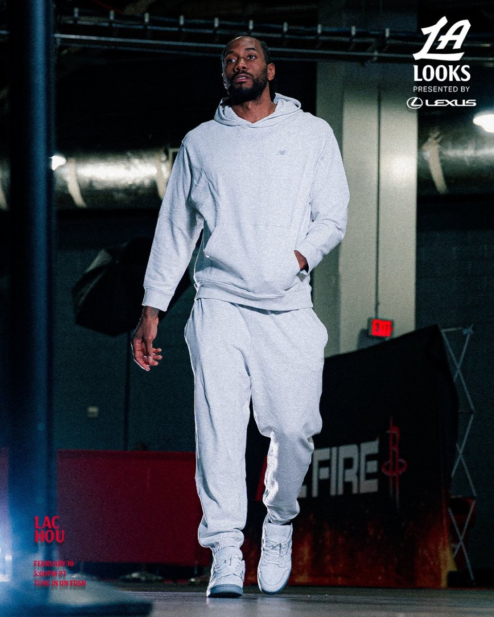 快船社媒分享球员步入今日比赛场馆的瞬间，伦纳德低调出镜