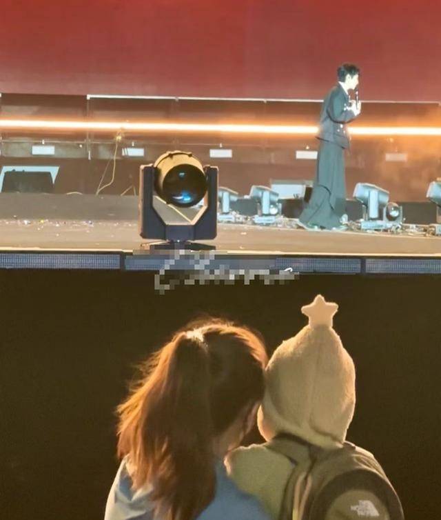 魏晨一家三口合体，妻子抱着儿子看他演唱会，小橙子个头长得真高