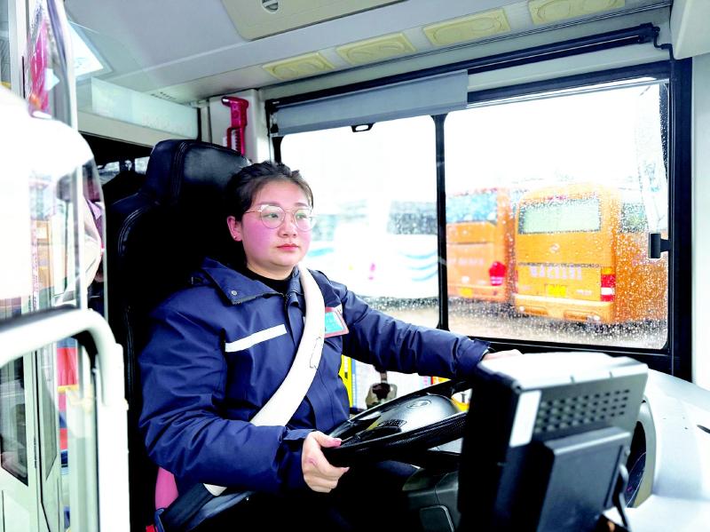 “90”后女司机发动公交车，开启她的首次春运
