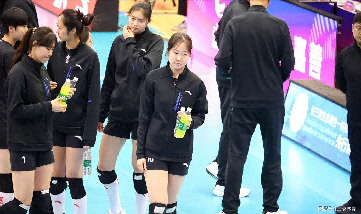 尘埃落定！中国女排晋级淘汰队伍悉数揭晓，昔日冠军带来三重惊喜