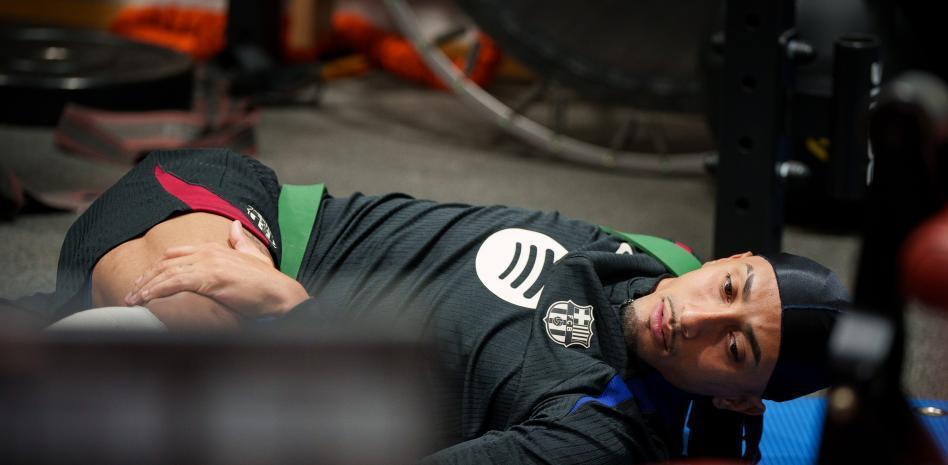 世体:拉菲尼亚没有参与球队今日合练，他争取赶上对阵马竞