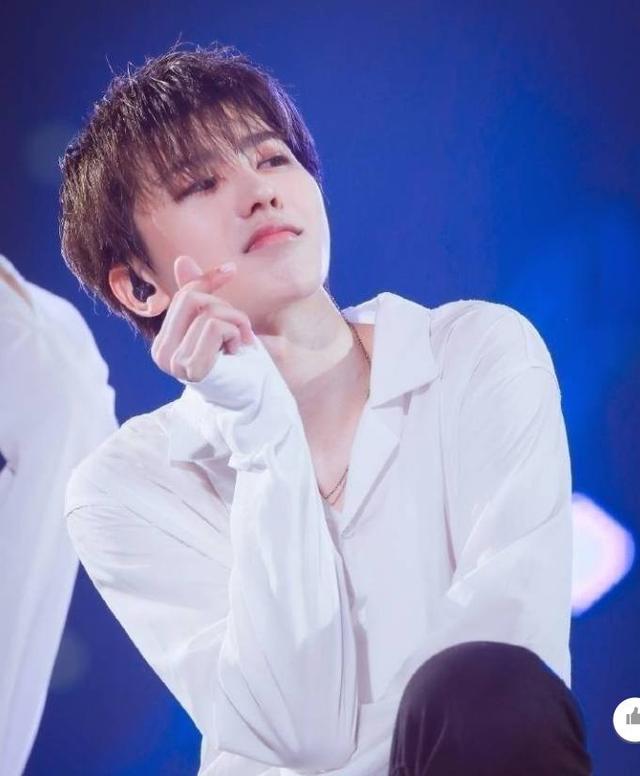 NINE PERCENT成员比心:蔡徐坤魅人,小鬼造型独特,立农最治愈系