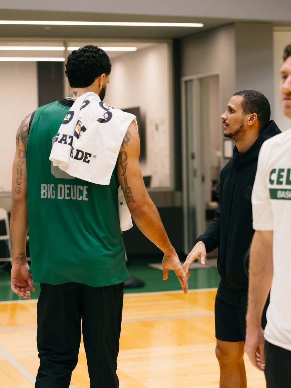 缅因兔！凯尔特人官方分享塔图姆参加对抗性训练的现场图集