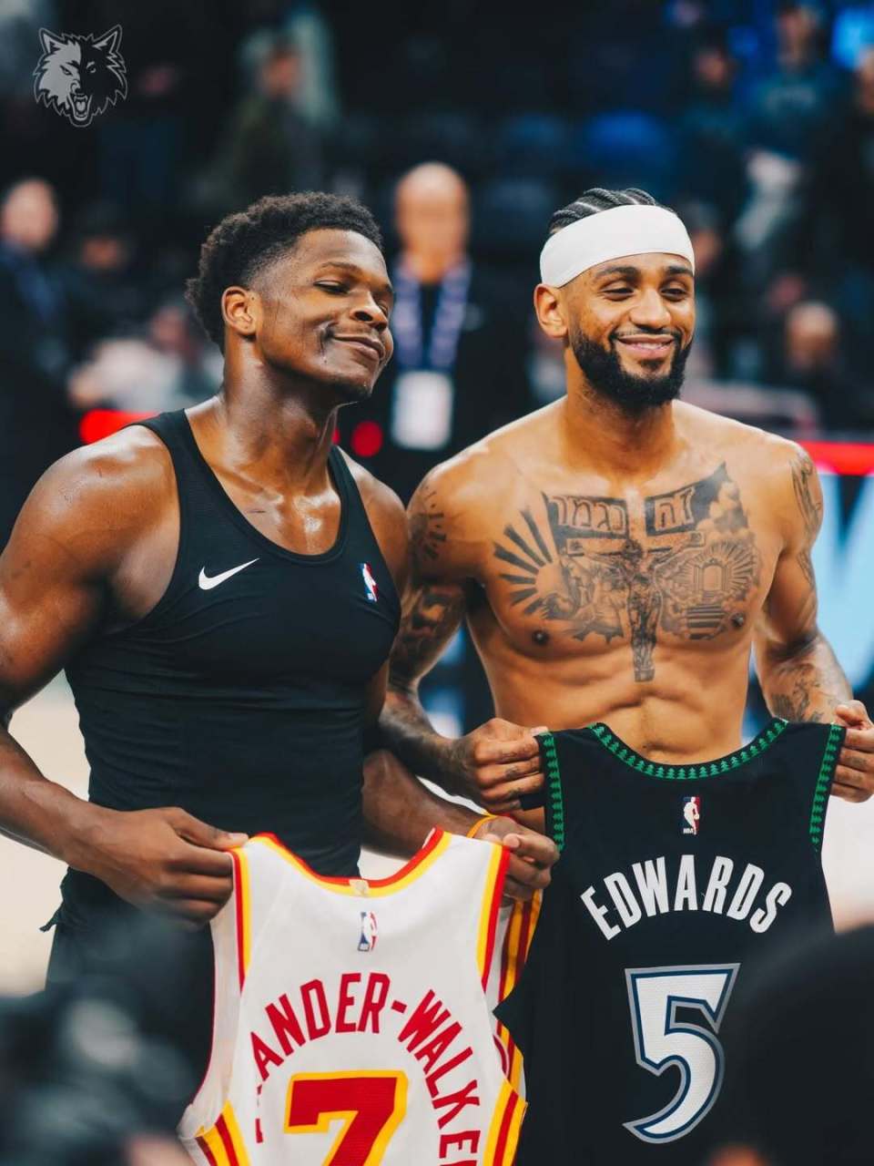 森林狼官方晒爱德华兹和沃克互换球衣的照片：一辈子的兄弟