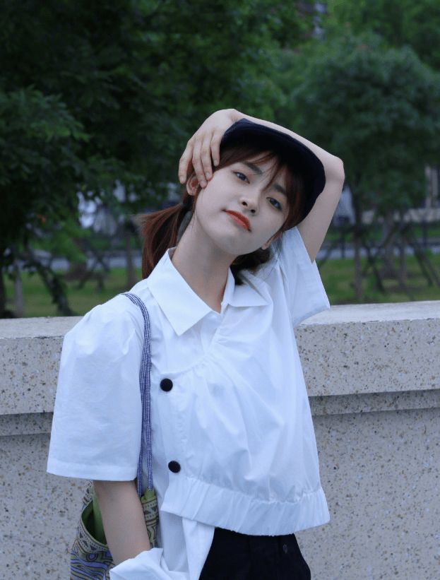 沈月日系校园风造型，头戴鸭舌帽梳双马尾，甜美演绎校园初恋