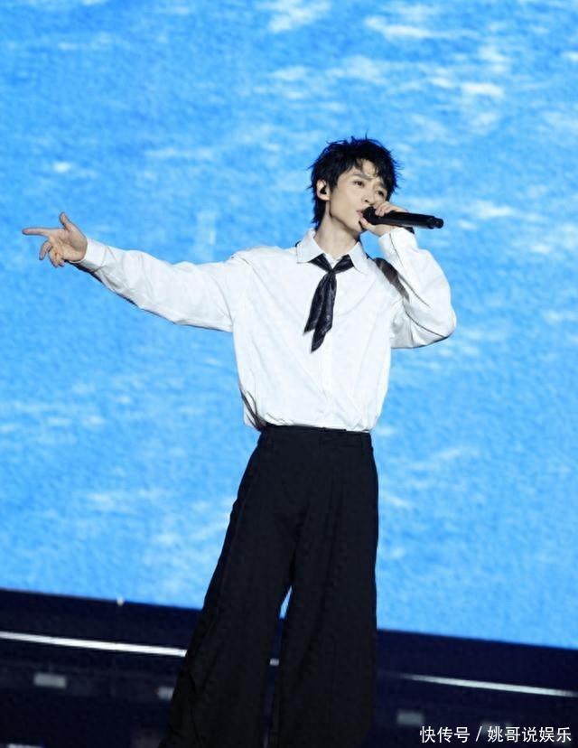 魏晨一家三口合体,妻子抱着儿子看他演唱会,小橙子个头长得真高