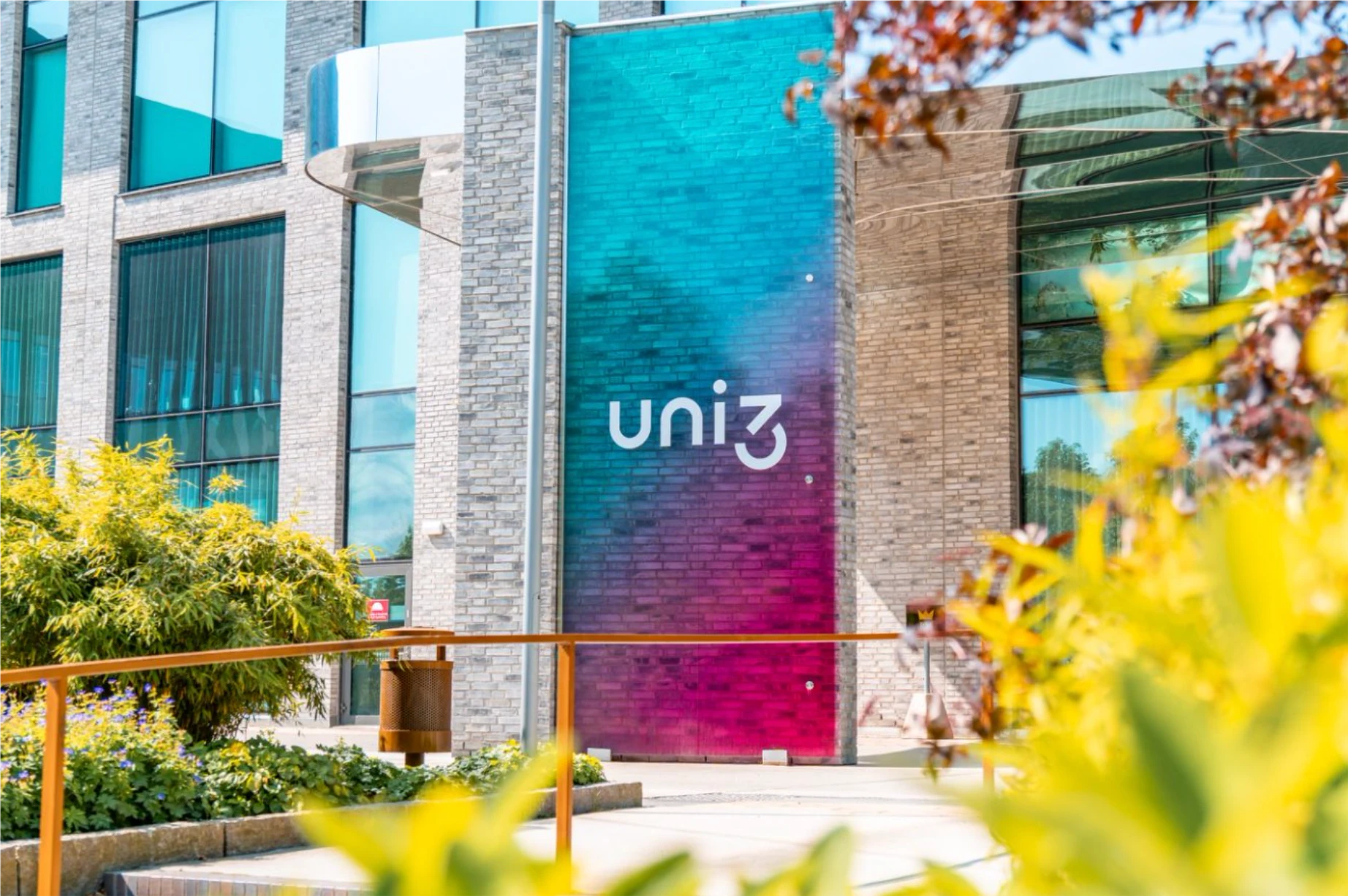 吉利全球研发赋能:瑞研铸技术基石,极氪9X树豪华新标杆