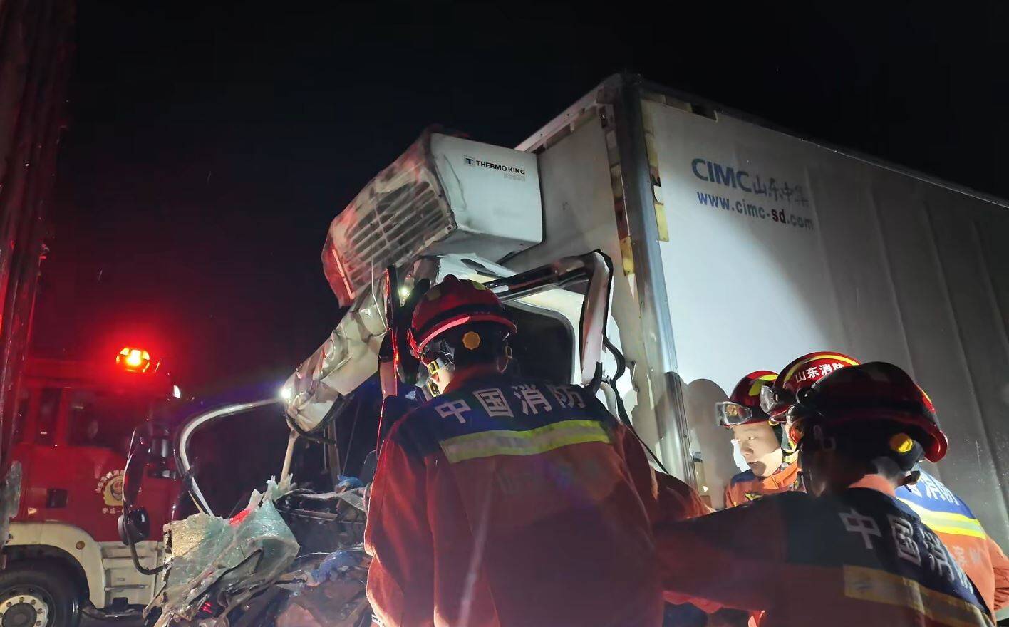 滨州：货车追尾致司机被困 消防紧急救援