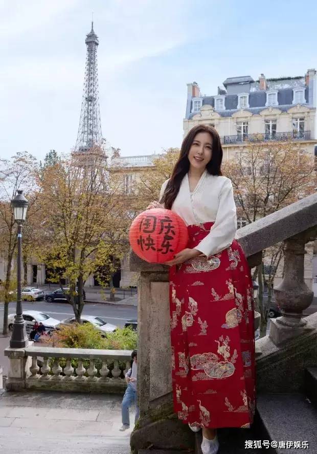 曾黎一袭红裙庆华诞,灯笼映笑靥,尽显东方韵致!_祖国_国庆_节日