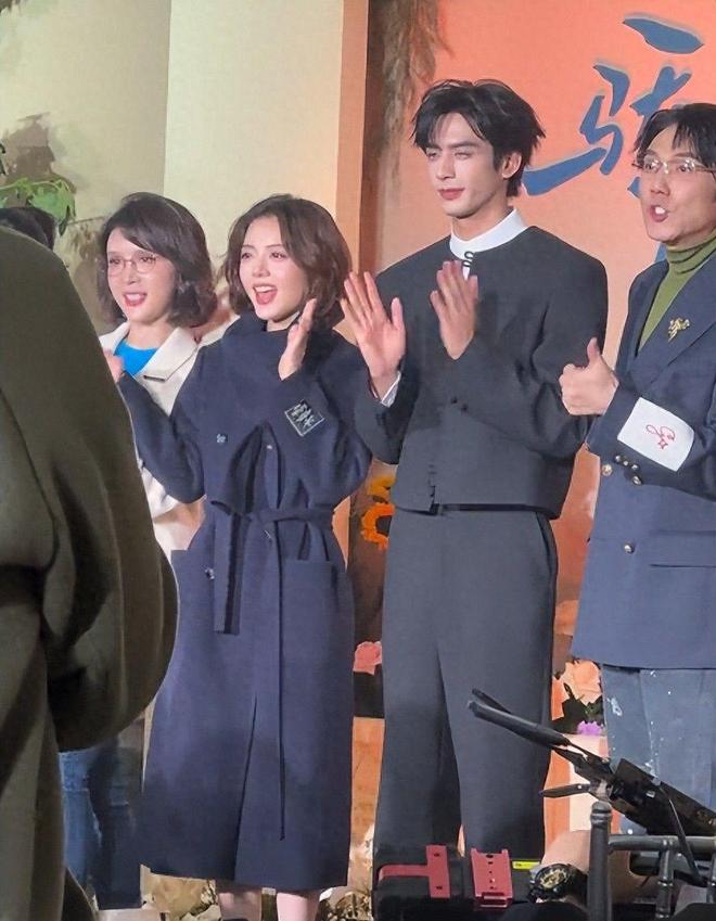 《骄阳似我》庆功宴：赵今麦短发娇俏坐主桌，宋威龙落泪让人心疼