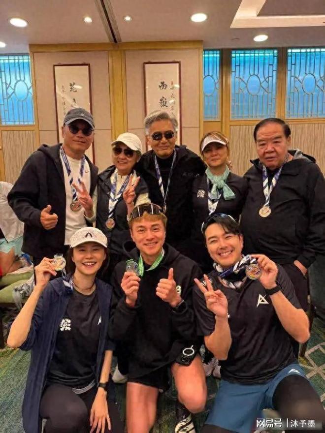 74岁“肥猫”10公里首马完赛，与周润发、鲍起静、刘江等组队参赛