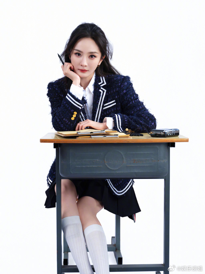 杨幂活动造型青春靓丽似校花学姐