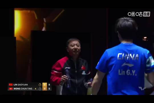 陈振江赛后紧握林高远手不放，师徒温情互动