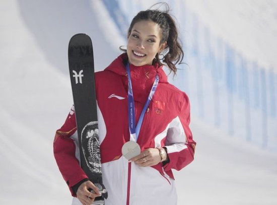谷爱凌米兰冬奥摘银，失误与对手反超致排名下滑
