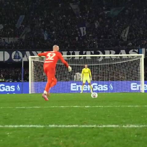 那不勒斯门将米林科维奇暴力美学轰点球