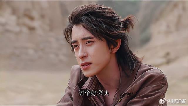 俩人跑到干枯的湖边，突然传来奇怪的声音