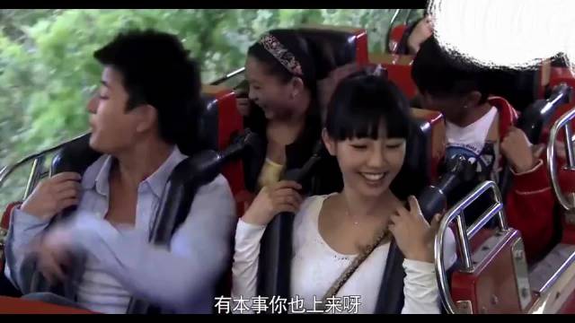 男子过山车安全扣失灵，女友舍命相陪共度险境
