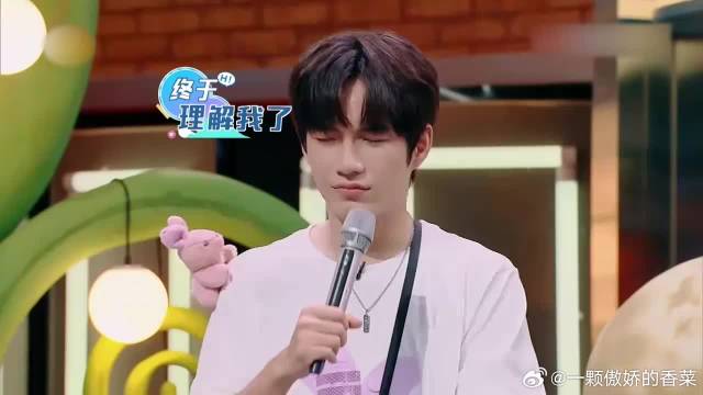 老秦太逗了，为了不摸恐怖箱，让大家把他投出去