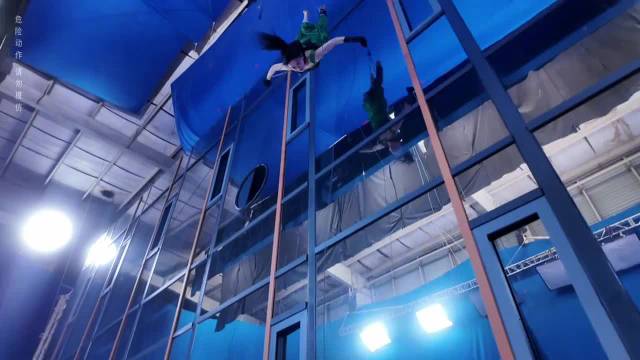 吴谨言表演垂直倒立动作引惊叹