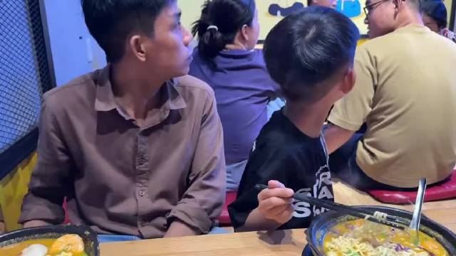 这名越南小男孩的爸爸送给他一副切尔西的足球守门员手套