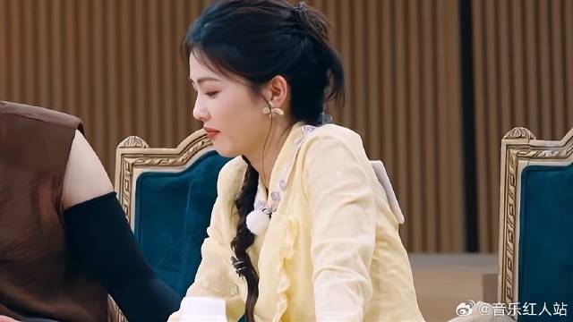 难怪白鹿资源好！全程拿安慕希推流，广告商就爱找她代言！