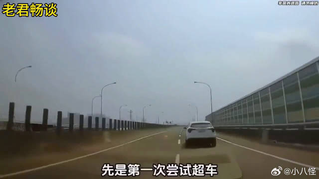 摩托车高速上占快车道，还挑衅后车司机，结果后车当场报仇